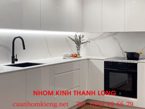 kinh op bep mau trang sua