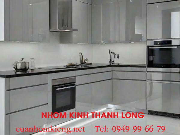 giá thi công kính ốp bếp màu trắng sữa
