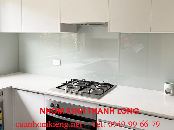 quy trình thi công kính ốp bếp màu trắng sữa