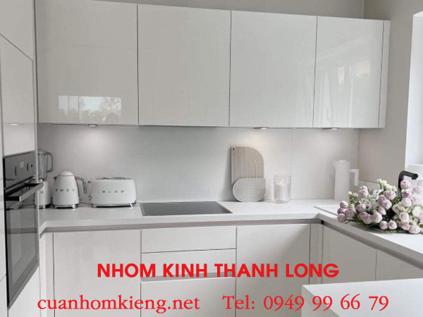 kính ốp bếp màu trắng sữa